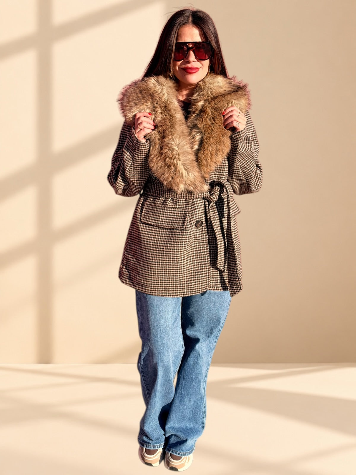 ABRIGO PATA DE GALLO CON CUELLO DE PELO · CHIC