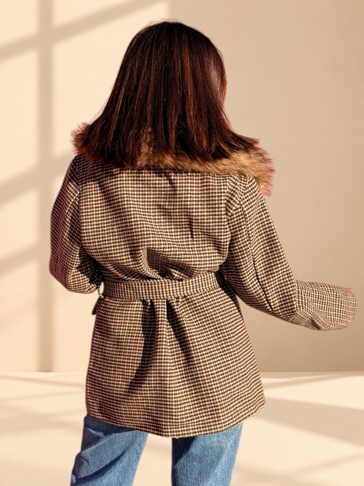 ABRIGO PATA DE GALLO CON CUELLO DE PELO · CHIC