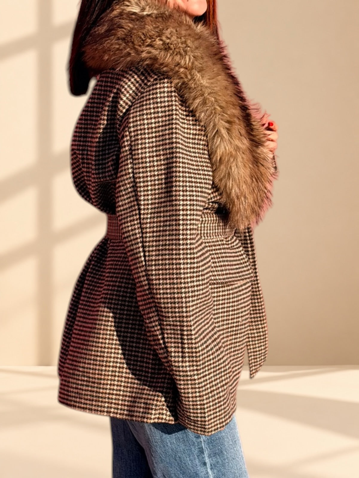 ABRIGO PATA DE GALLO CON CUELLO DE PELO · CHIC