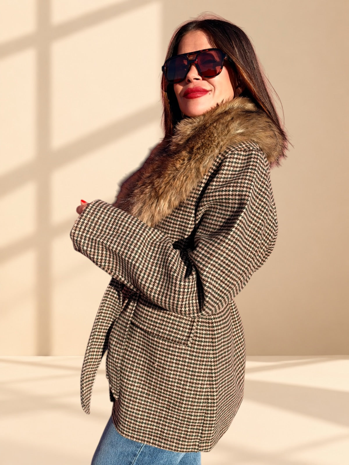 ABRIGO PATA DE GALLO CON CUELLO DE PELO · CHIC