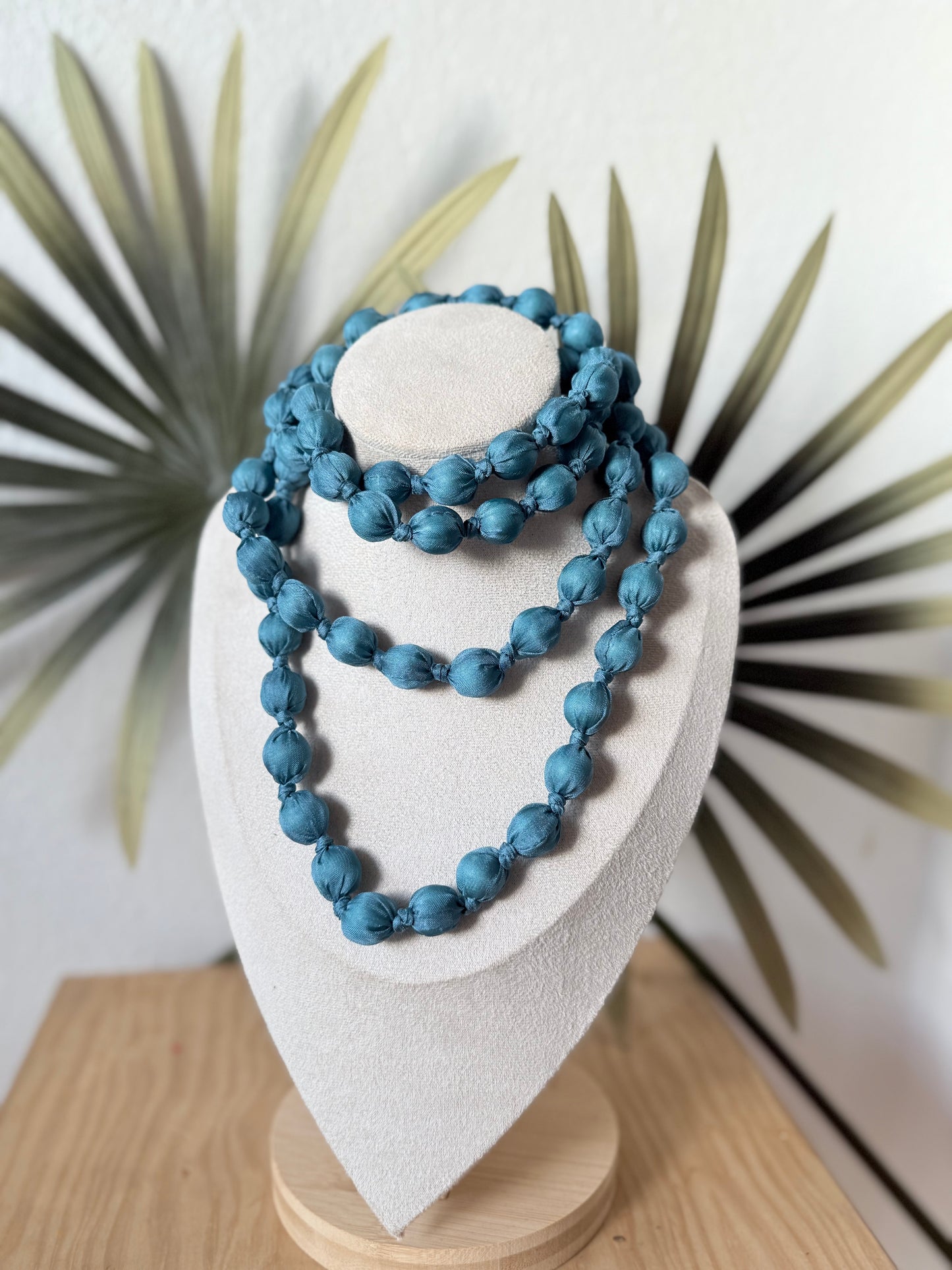 Collar bolas azul