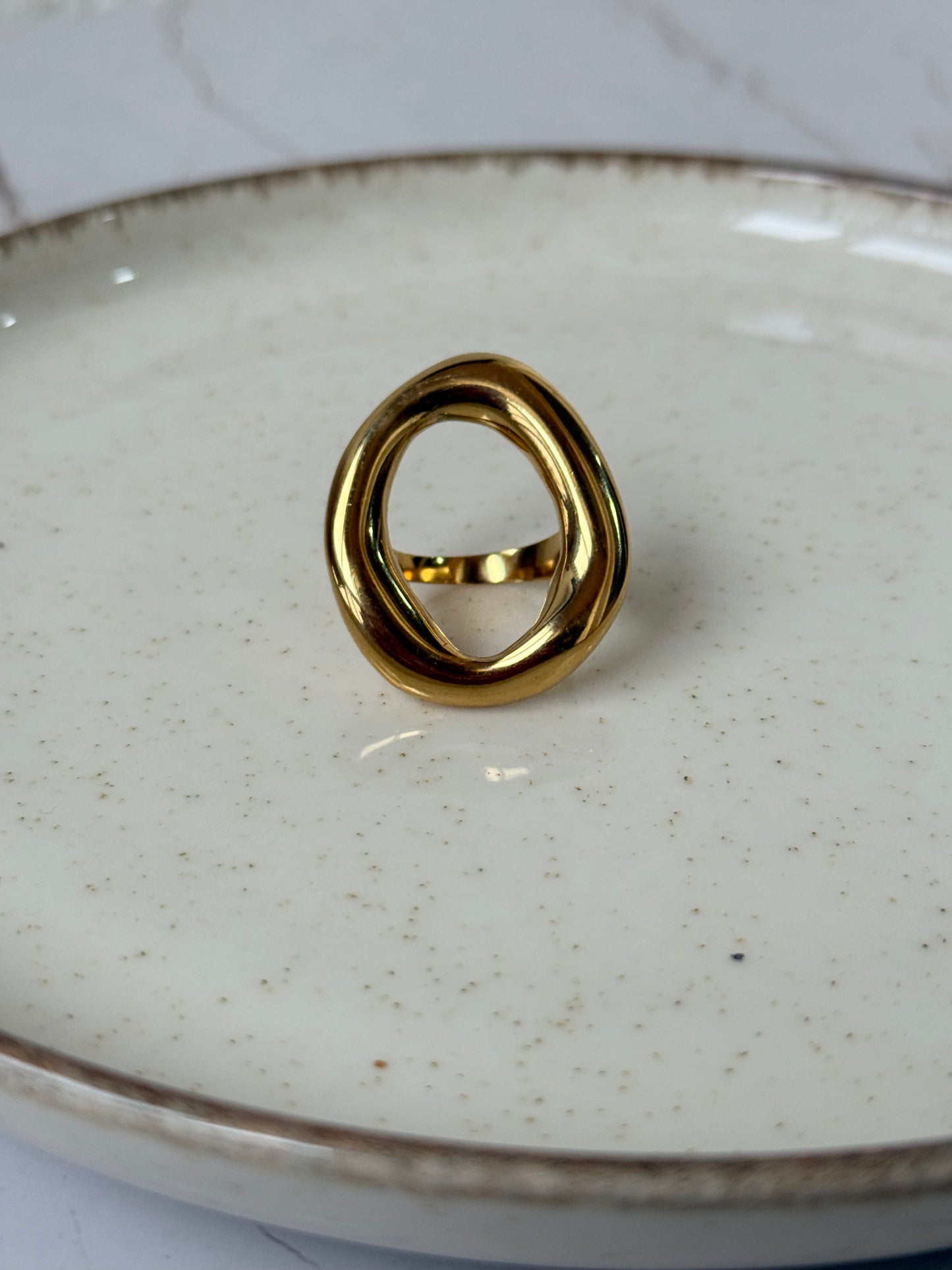 Anillo ovalado fino dorado - AC