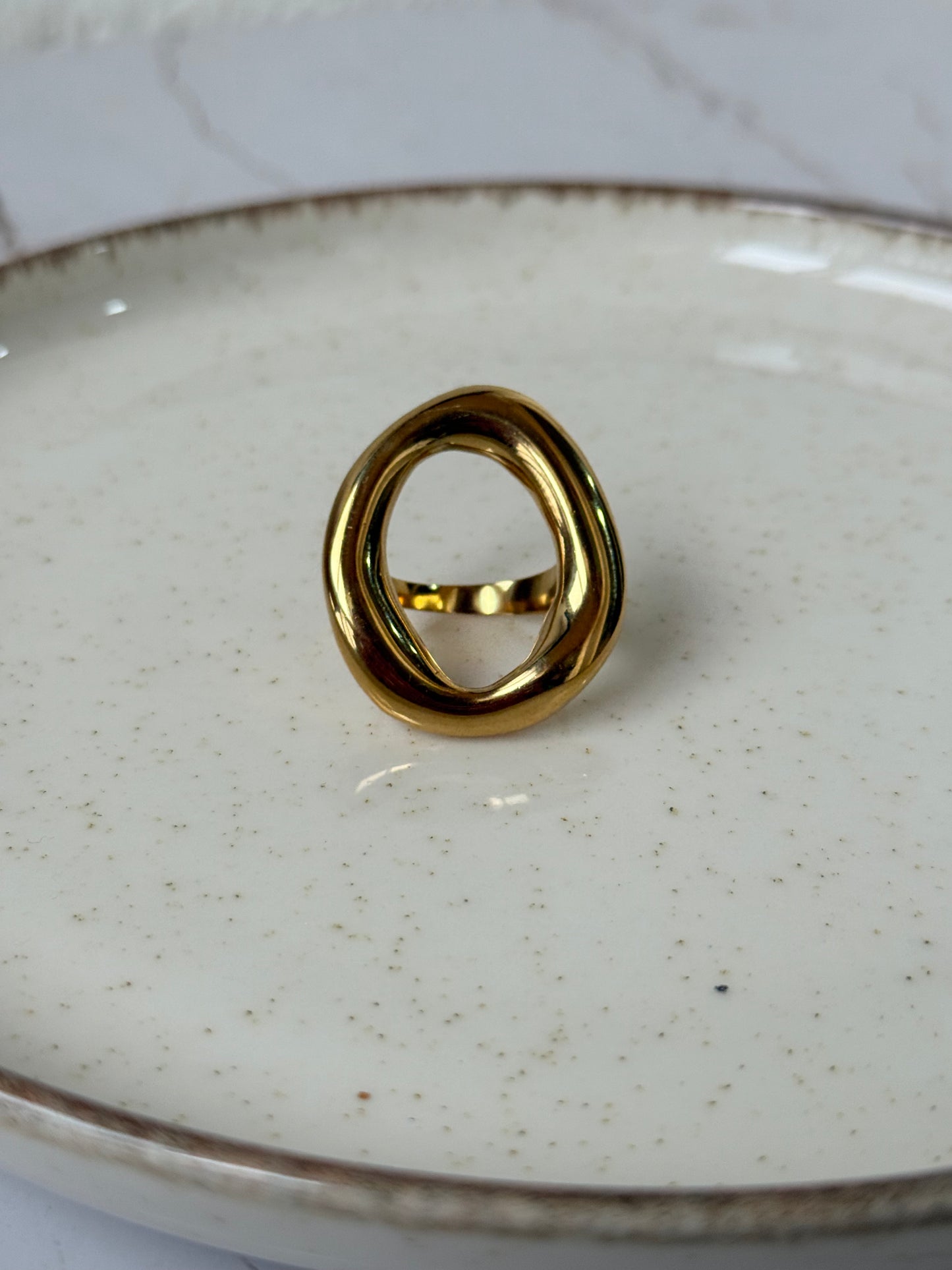 Anillo ovalado fino dorado - AC