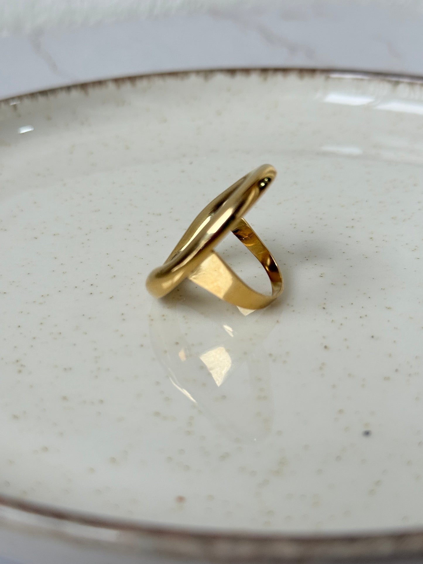 Anillo ovalado fino dorado - AC