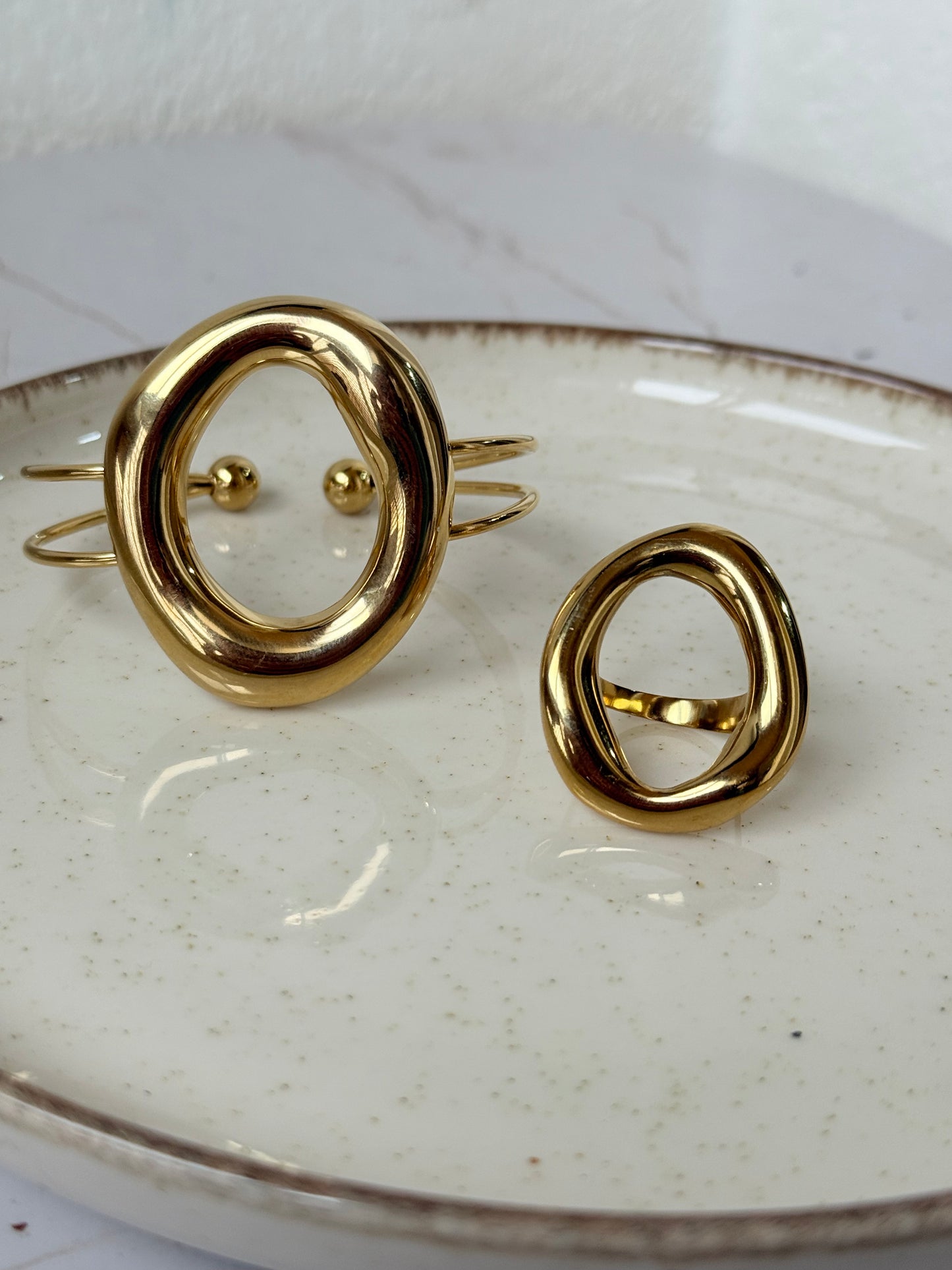Anillo ovalado fino dorado - AC