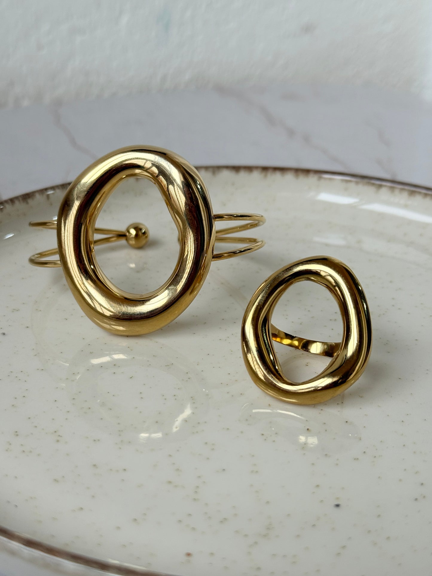 Anillo ovalado fino dorado - AC