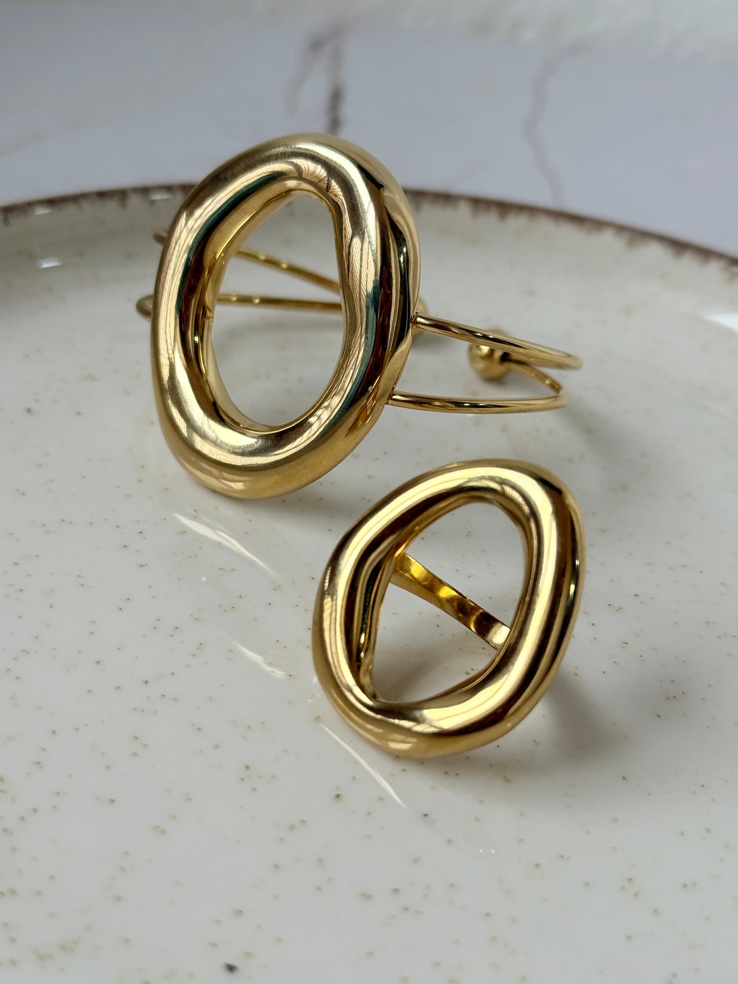 Anillo ovalado fino dorado