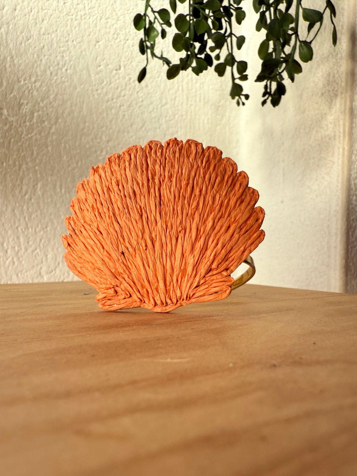 Brazalete concha coral acero y rafia - AC