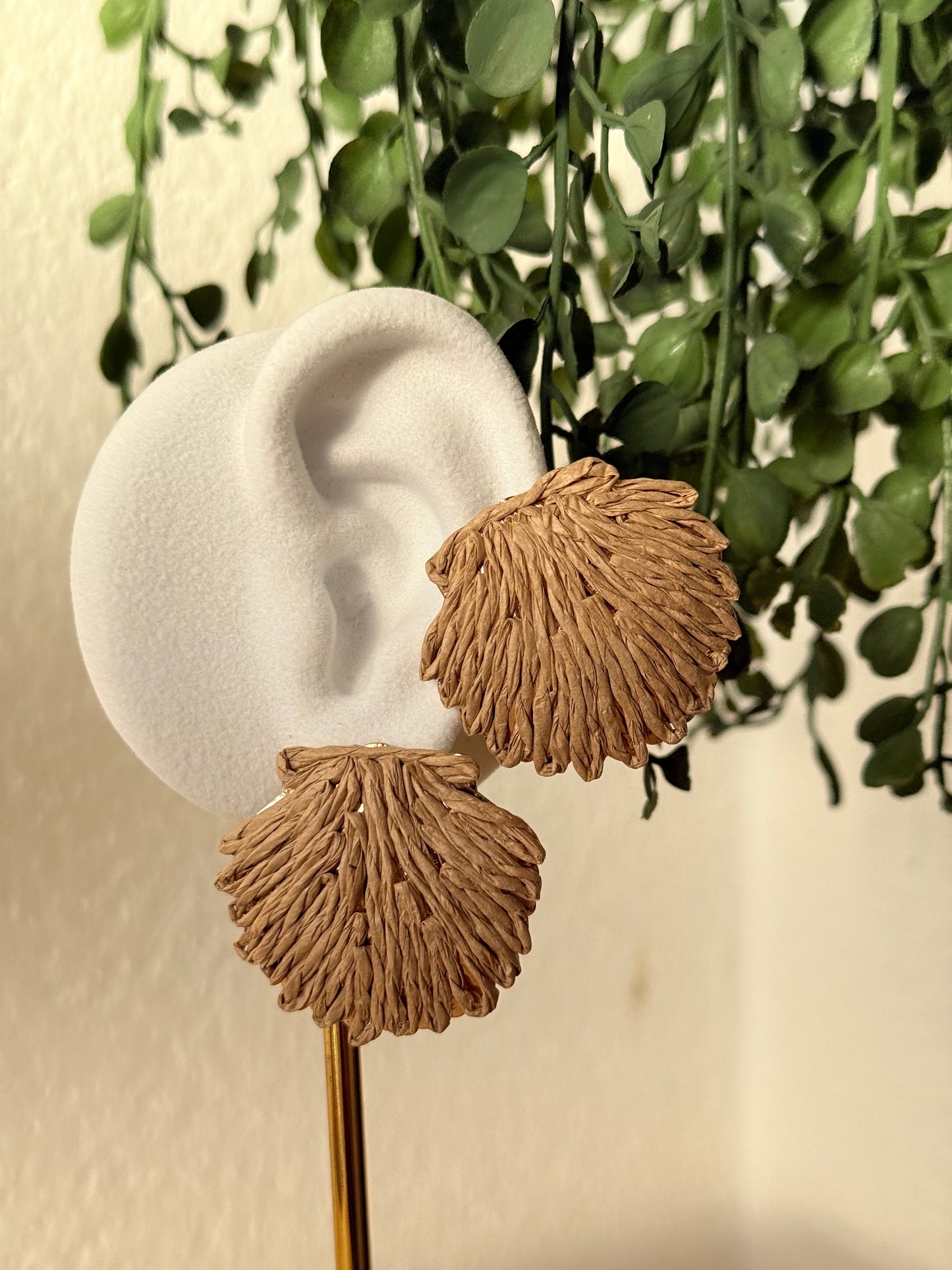 Pendientes rafia y acero concha camel