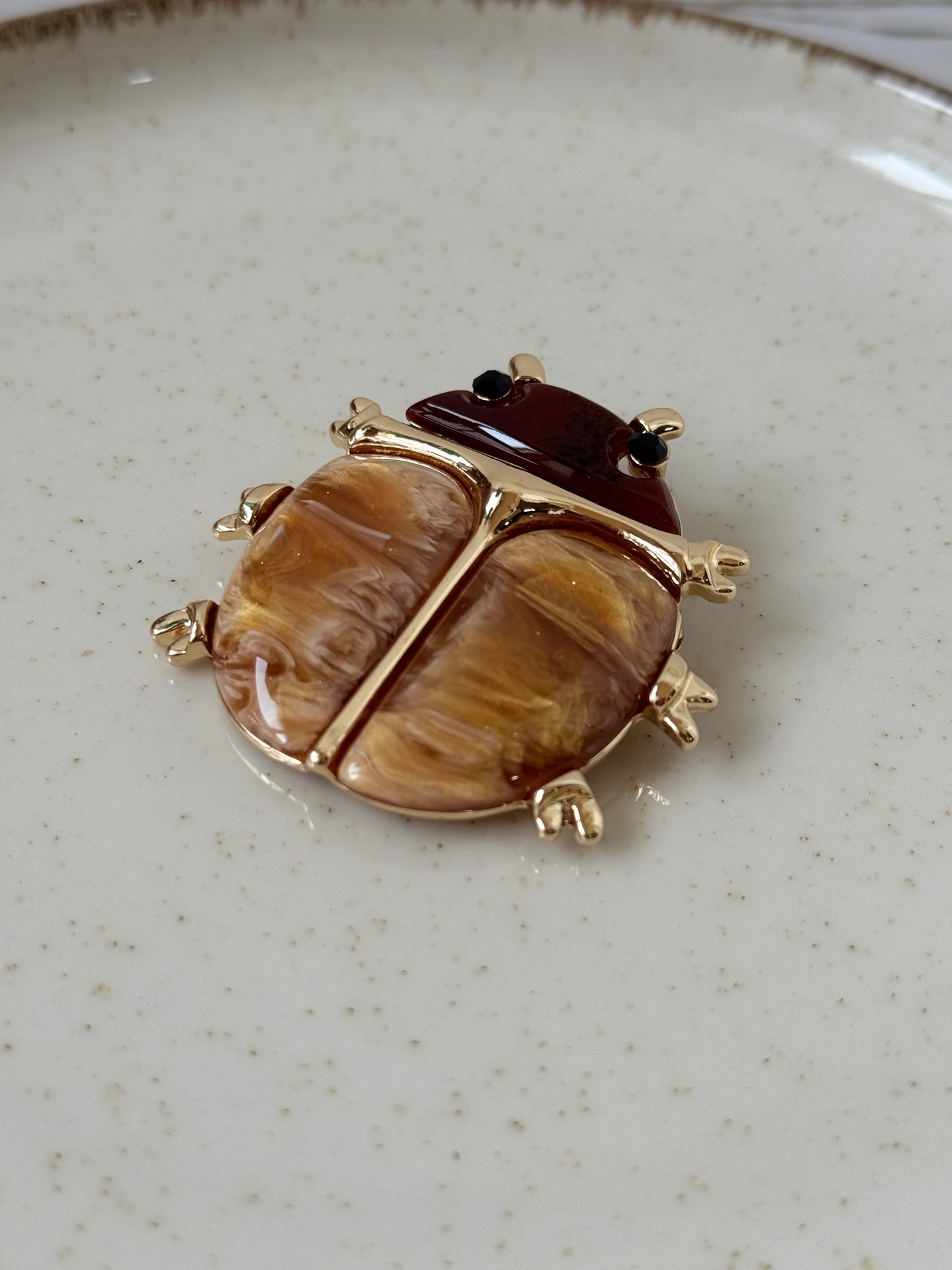 Broche escarabajo camel