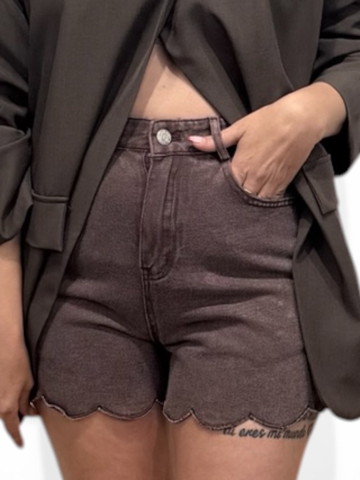 Short denim ondas chocolate