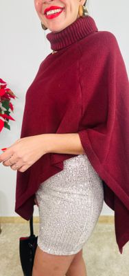 Capa de punto en color burdeos