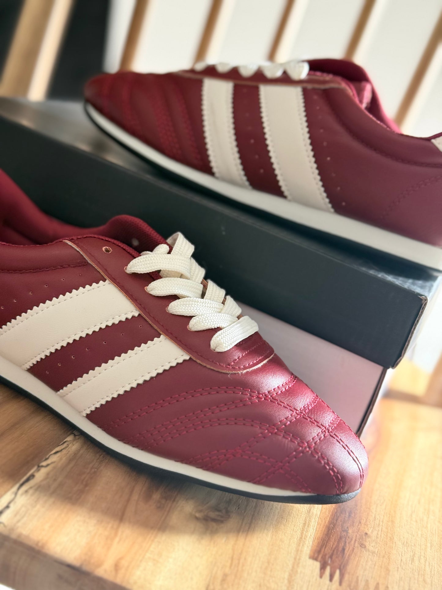Deportivas burdeos