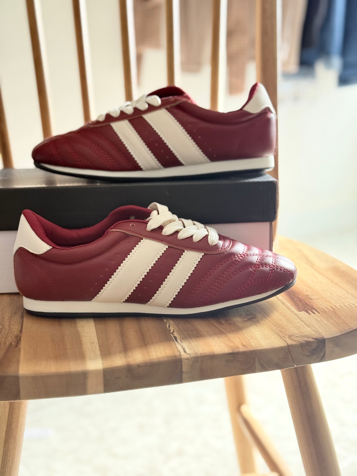 Deportivas burdeos