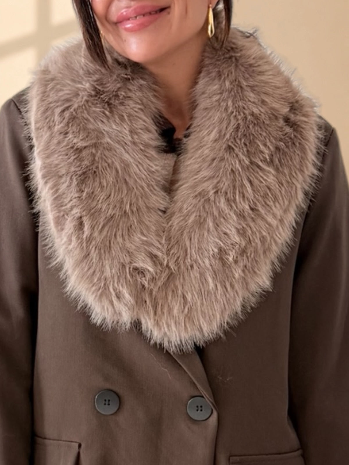 CUELLO DE PELO SINTÉTICO CON CIERRE – BEIGE