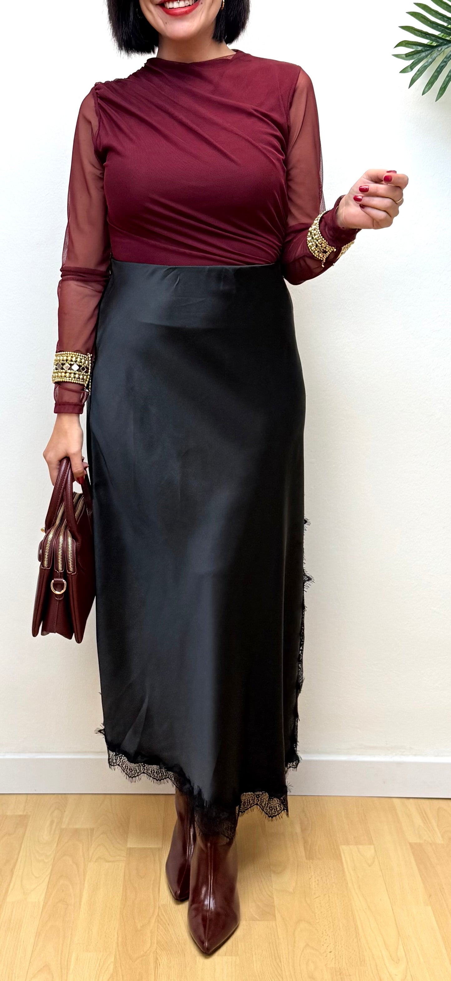 Falda satinada negra encaje