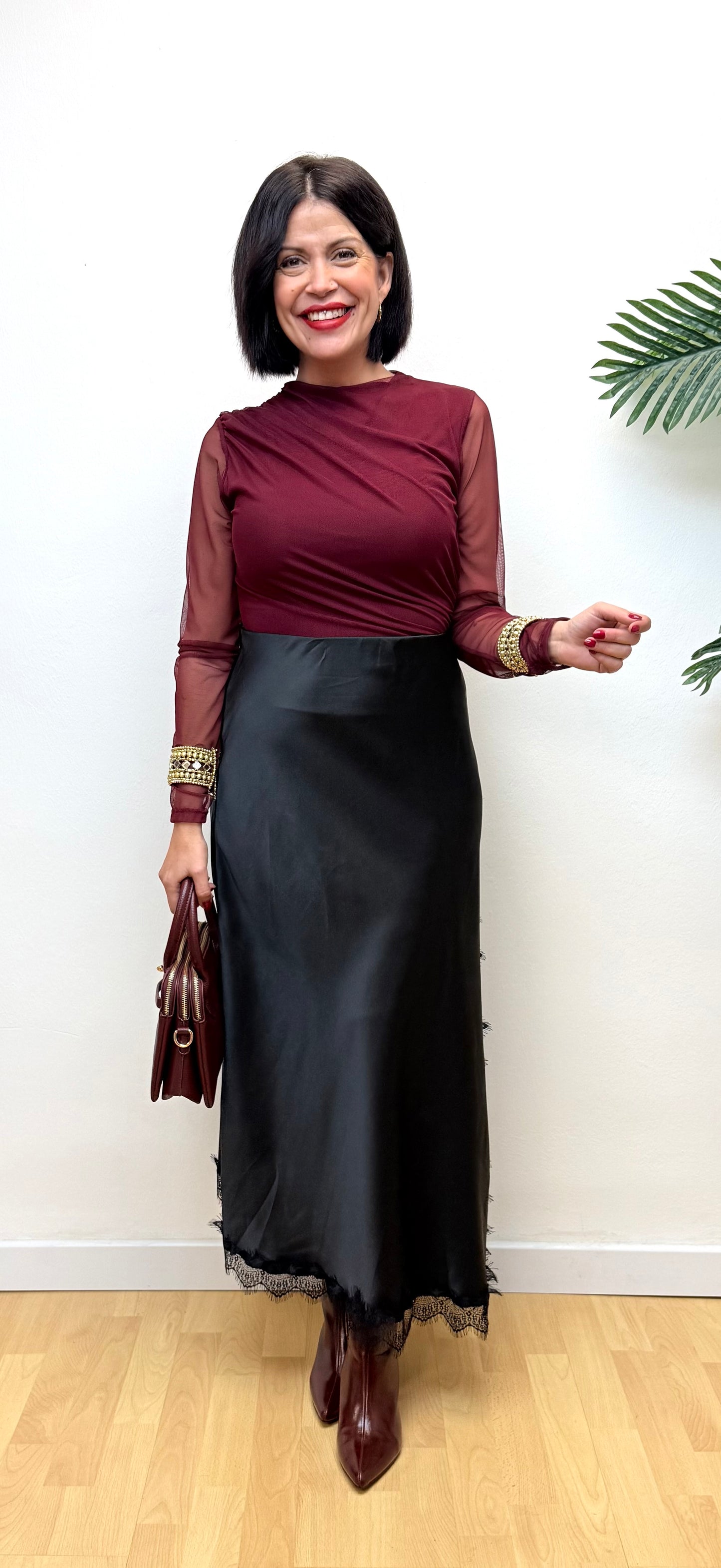 Falda satinada negra encaje