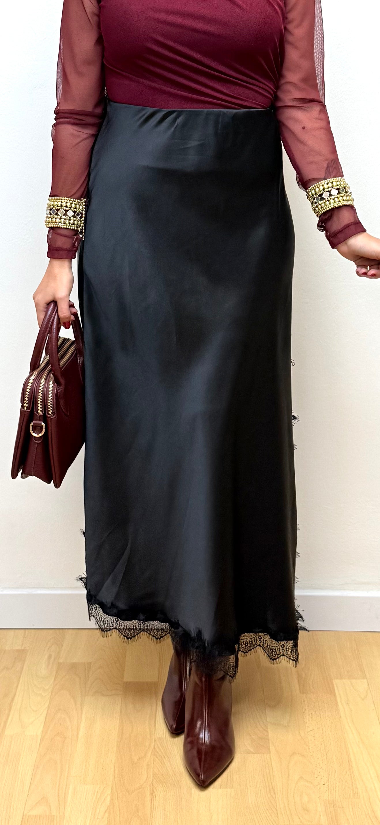 Falda satinada negra encaje