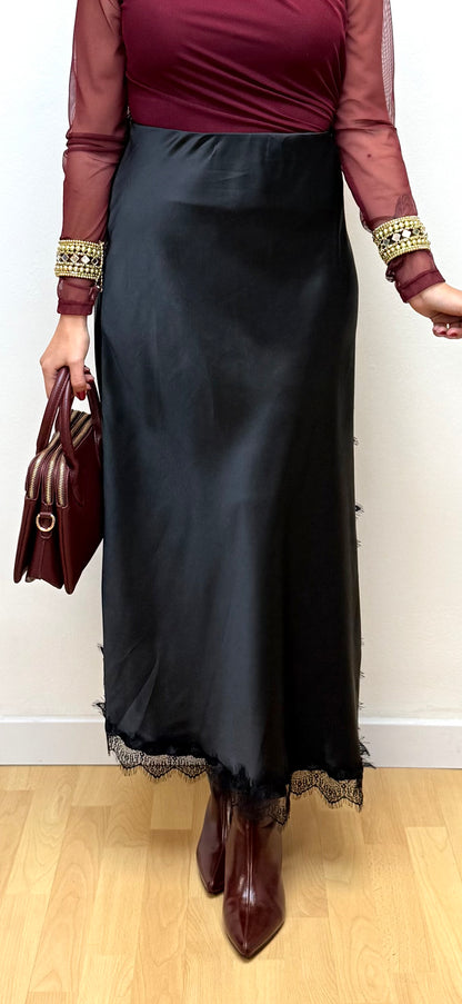 Falda satinada negra encaje