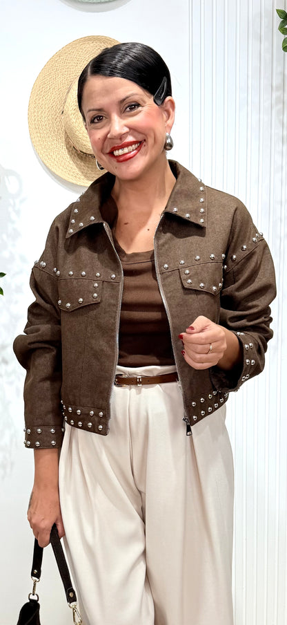 Chaqueta forrada tachas chocolate