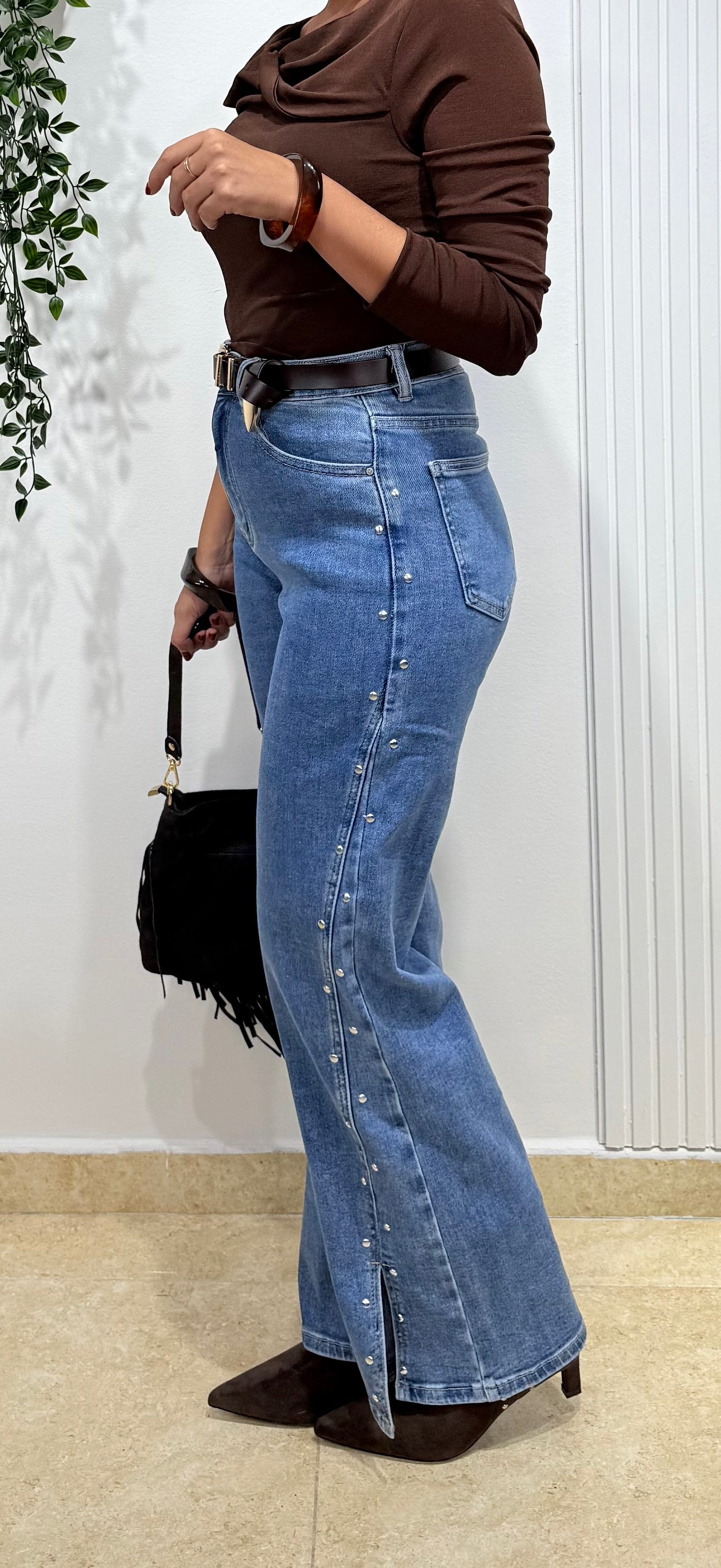 Jeans azul wide leg tachas