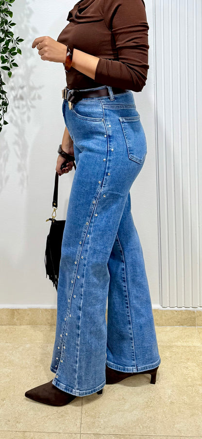 Jeans azul wide leg tachas