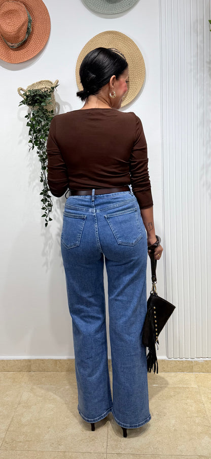 Jeans azul wide leg tachas