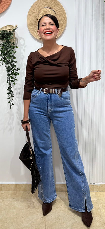 Jeans azul wide leg tachas