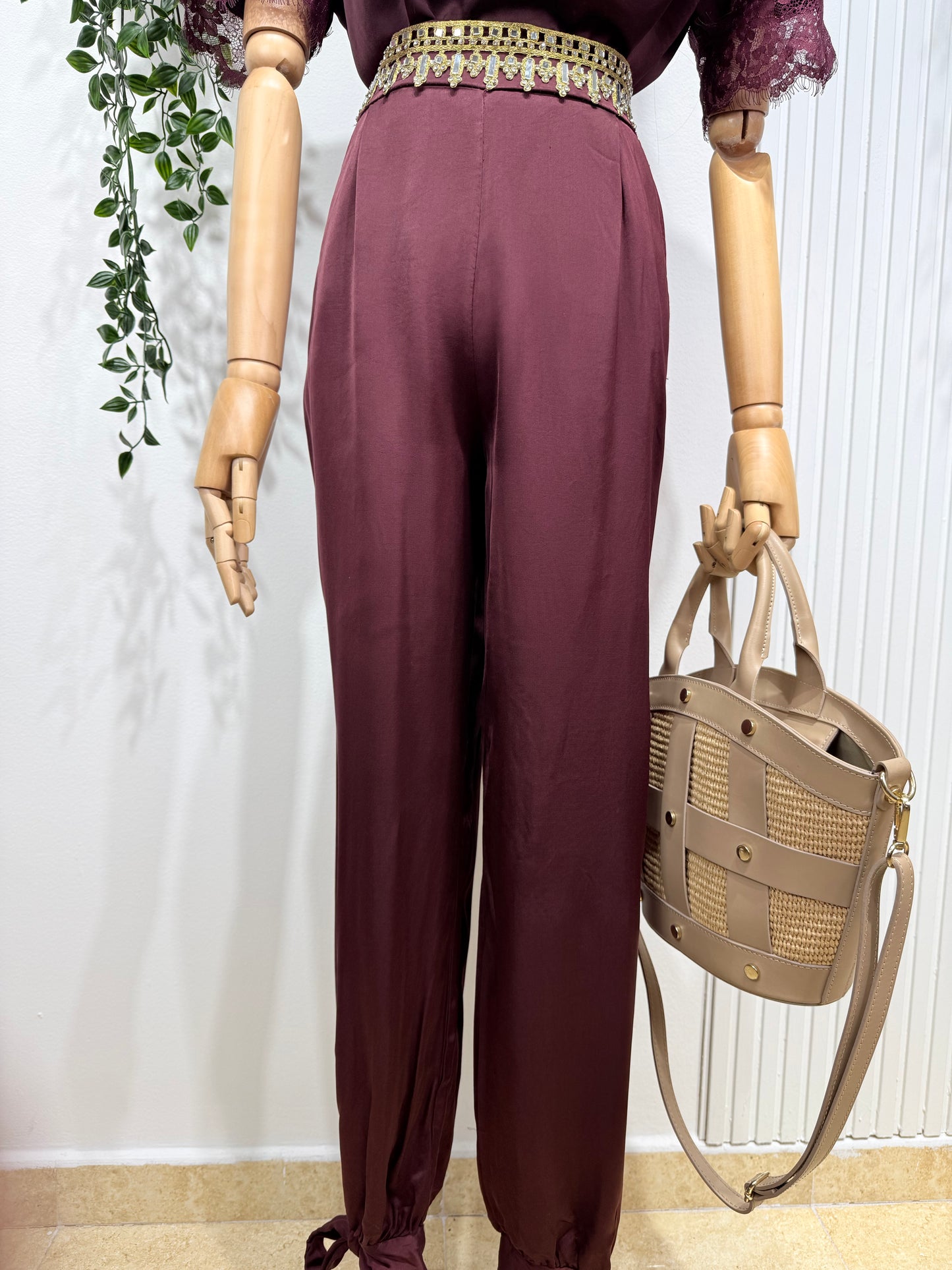 Pantalón Aladin burdeos satinado lazo
