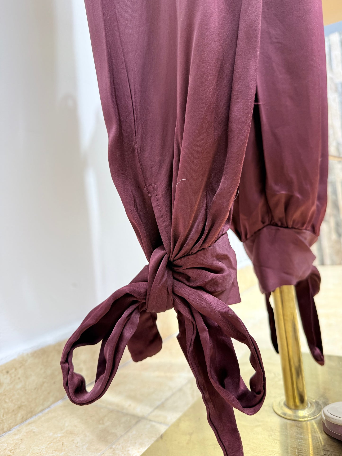 Pantalón Aladin burdeos satinado lazo