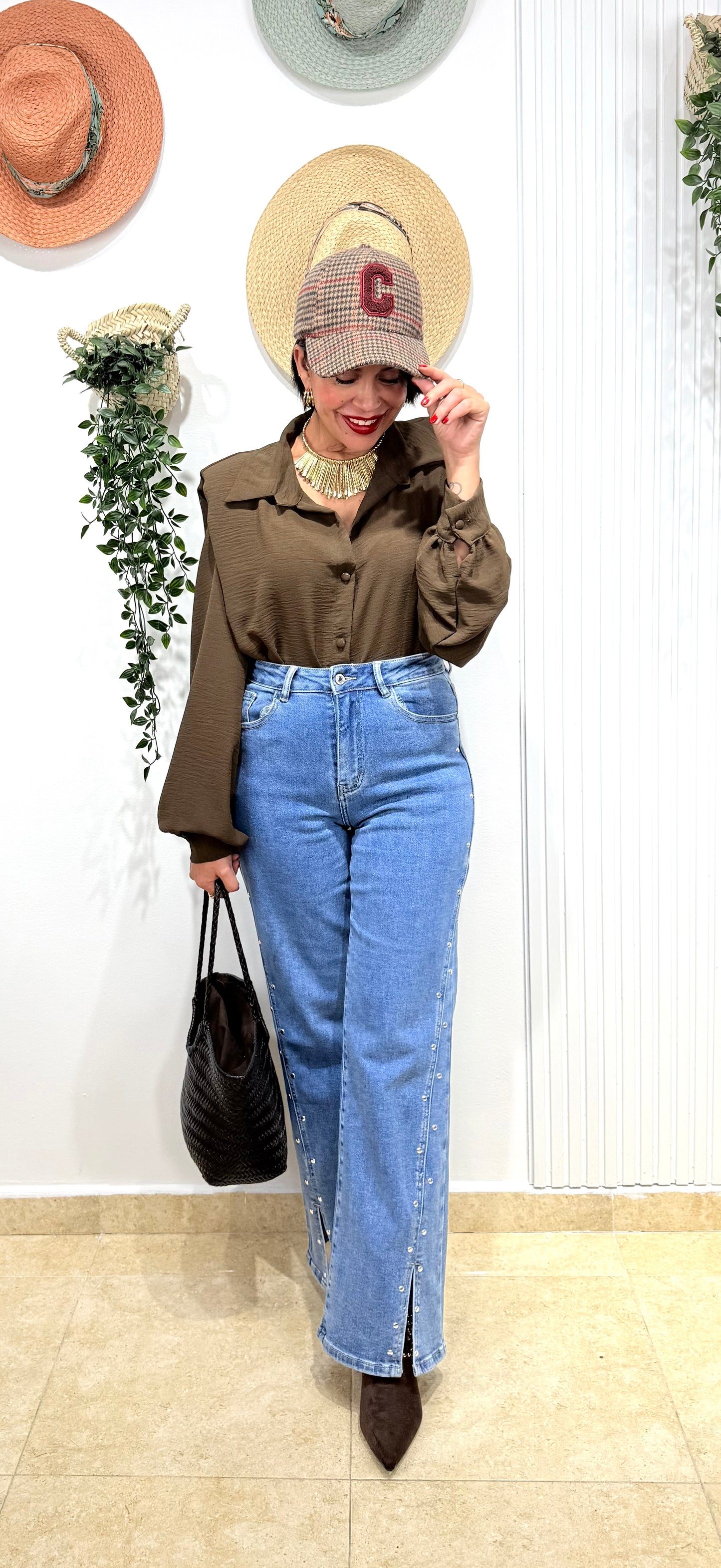 Jeans azul wide leg tachas