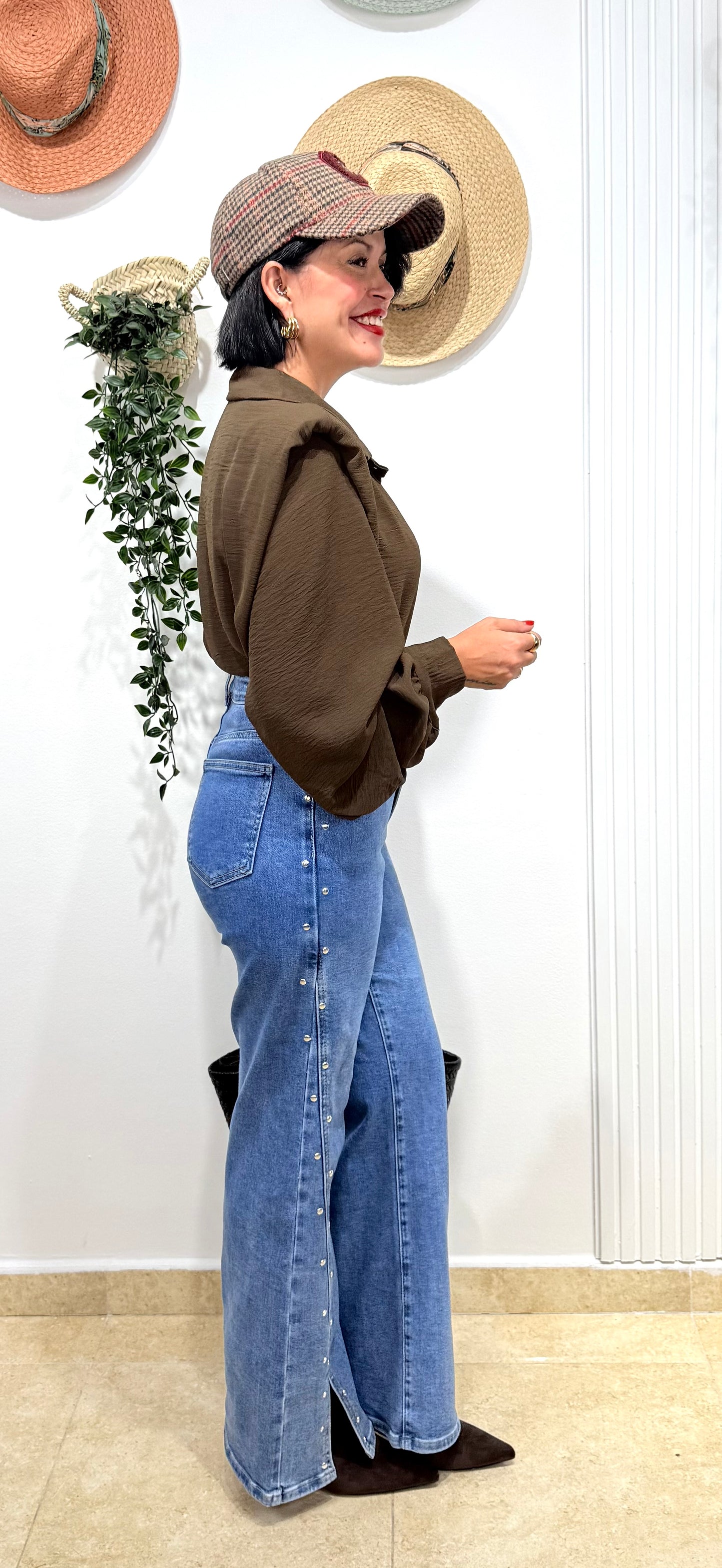 Jeans azul wide leg tachas