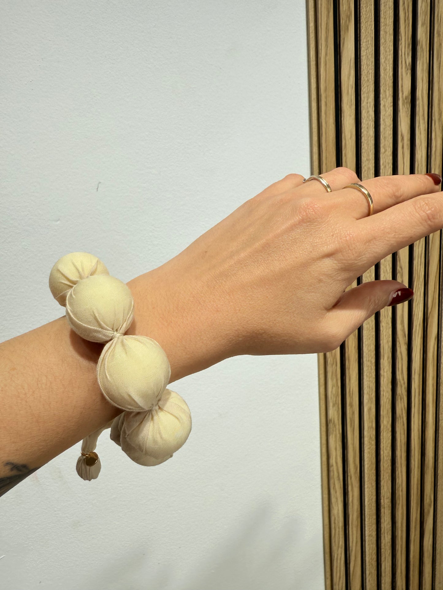 Pulsera Borlones crema&nbsp;