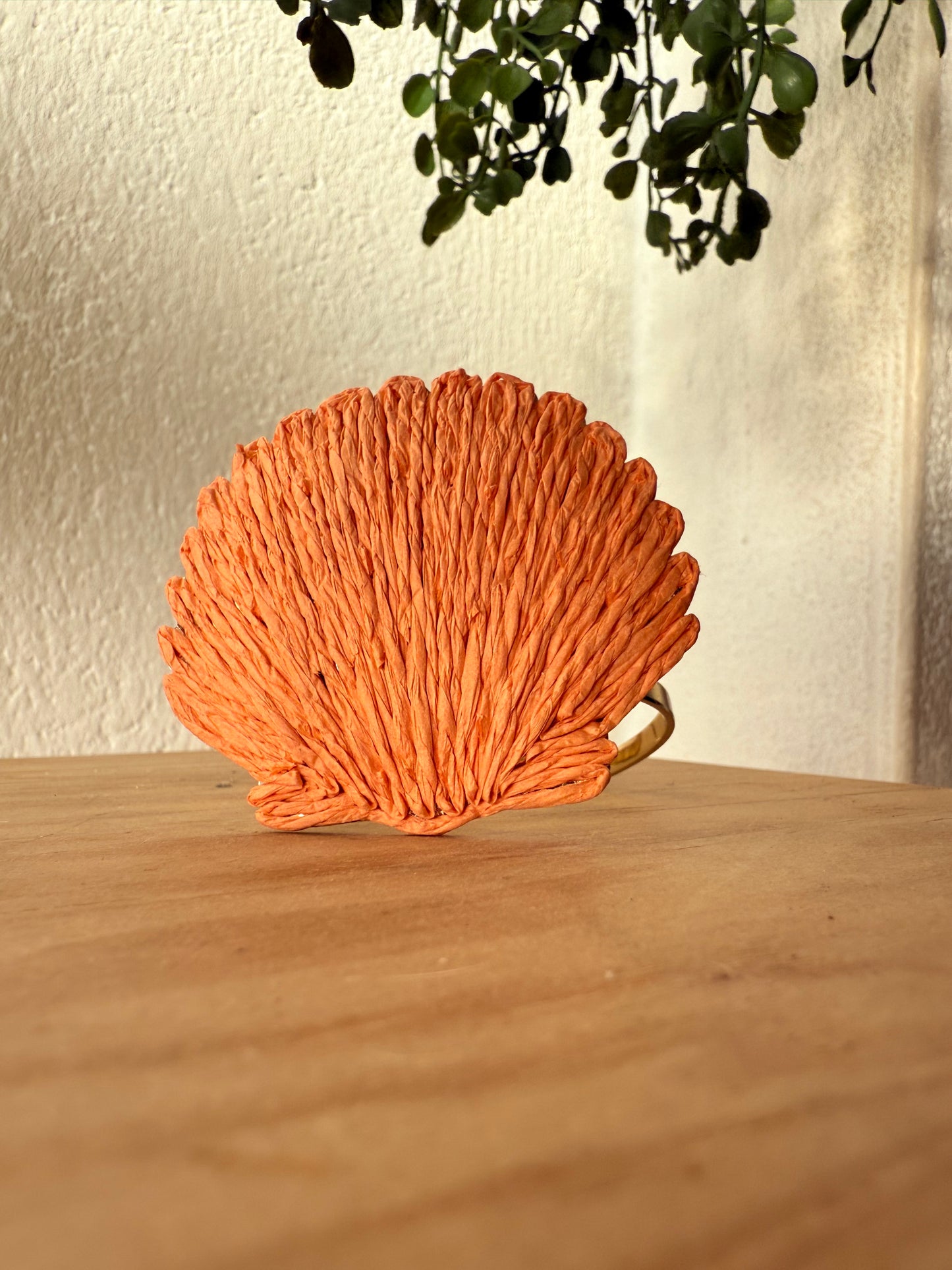 Brazalete concha coral acero y rafia