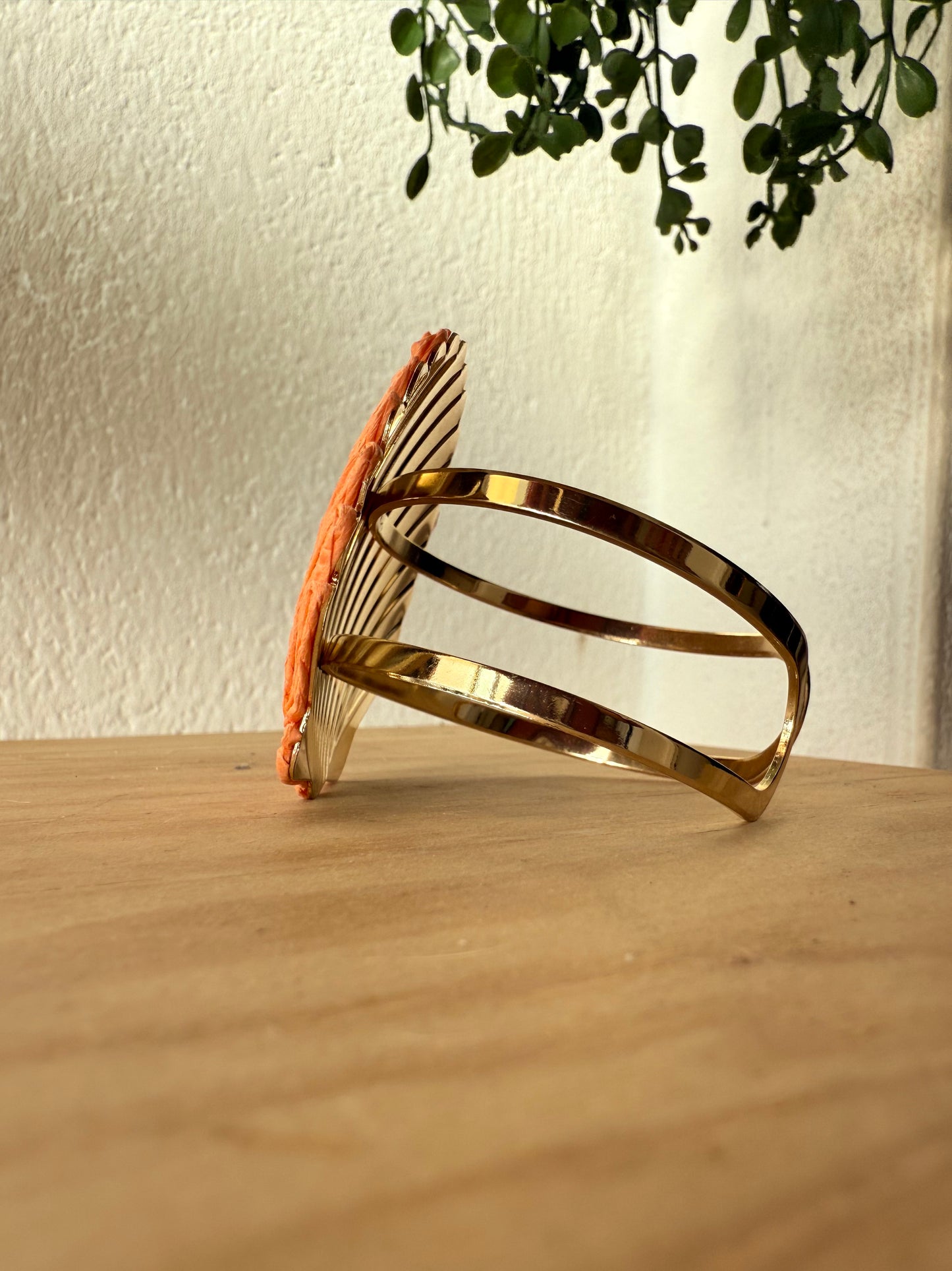 Brazalete concha coral acero y rafia