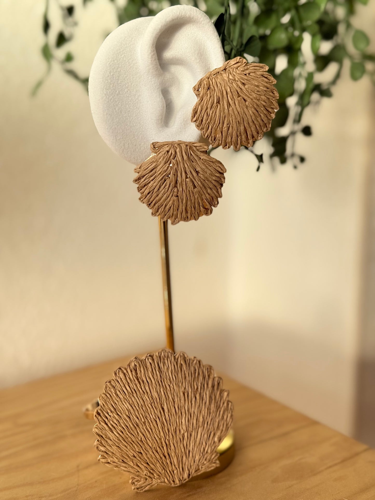 Brazalete concha camel acero y rafia