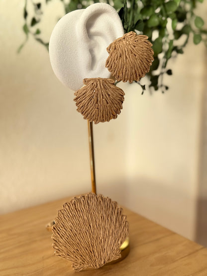 Brazalete concha camel acero y rafia