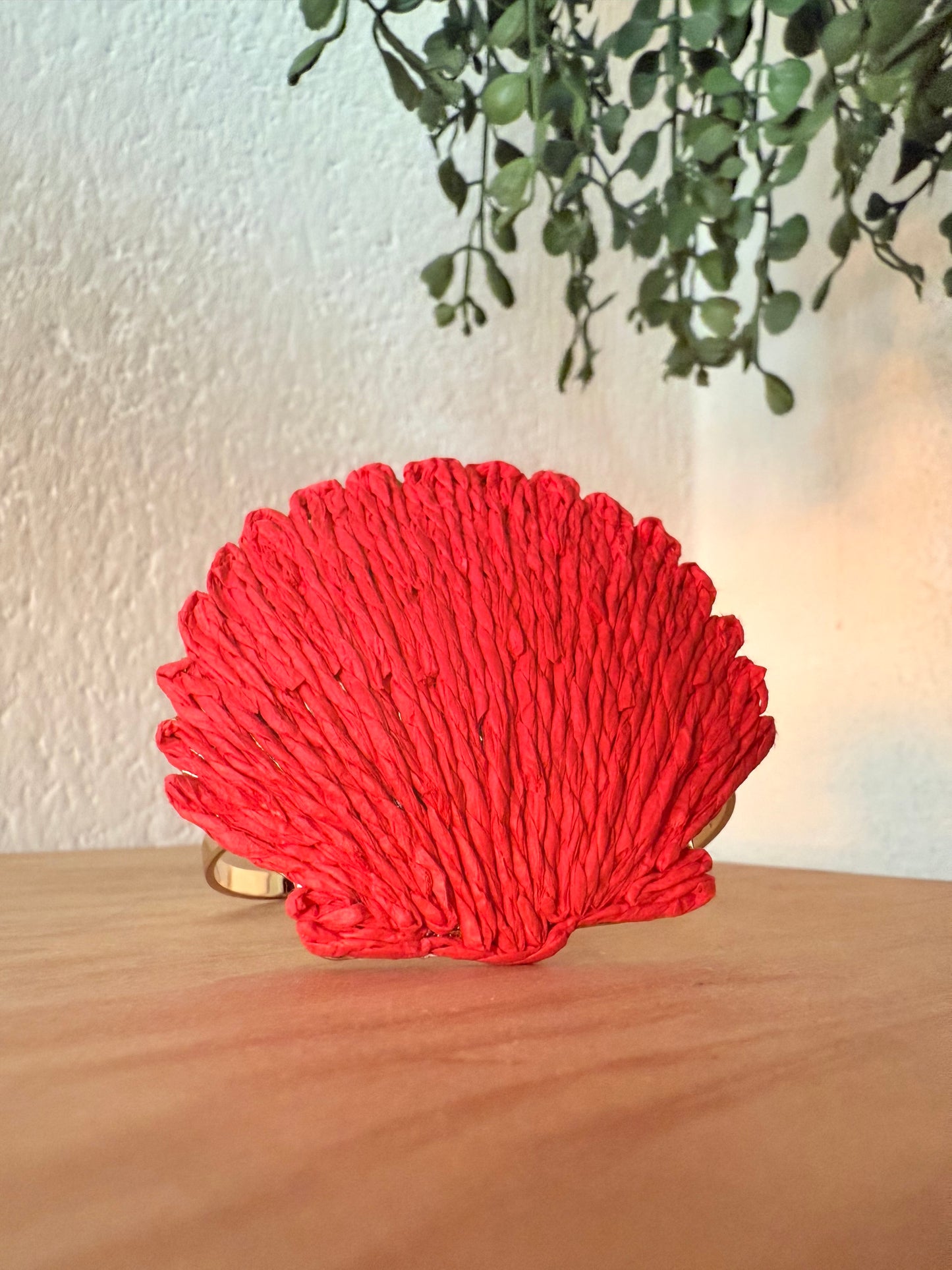 Brazalete concha roja acero y rafia