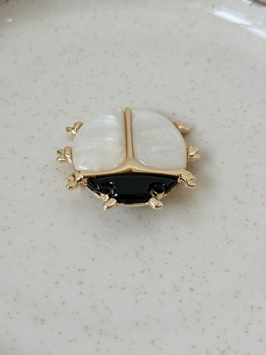 Broche escarabajo crudo