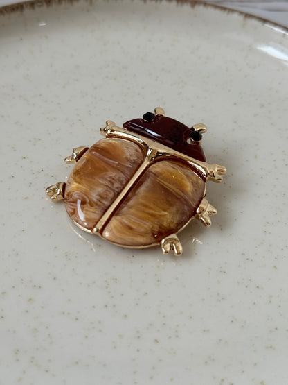 Broche escarabajo camel