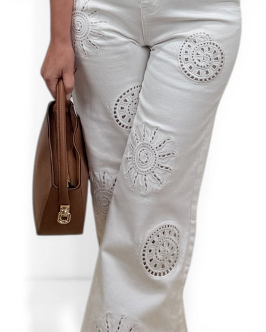 Jeans blancos bordados