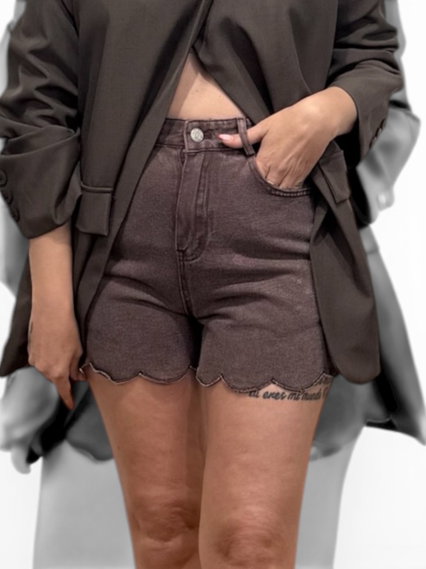 Short denim ondas chocolate