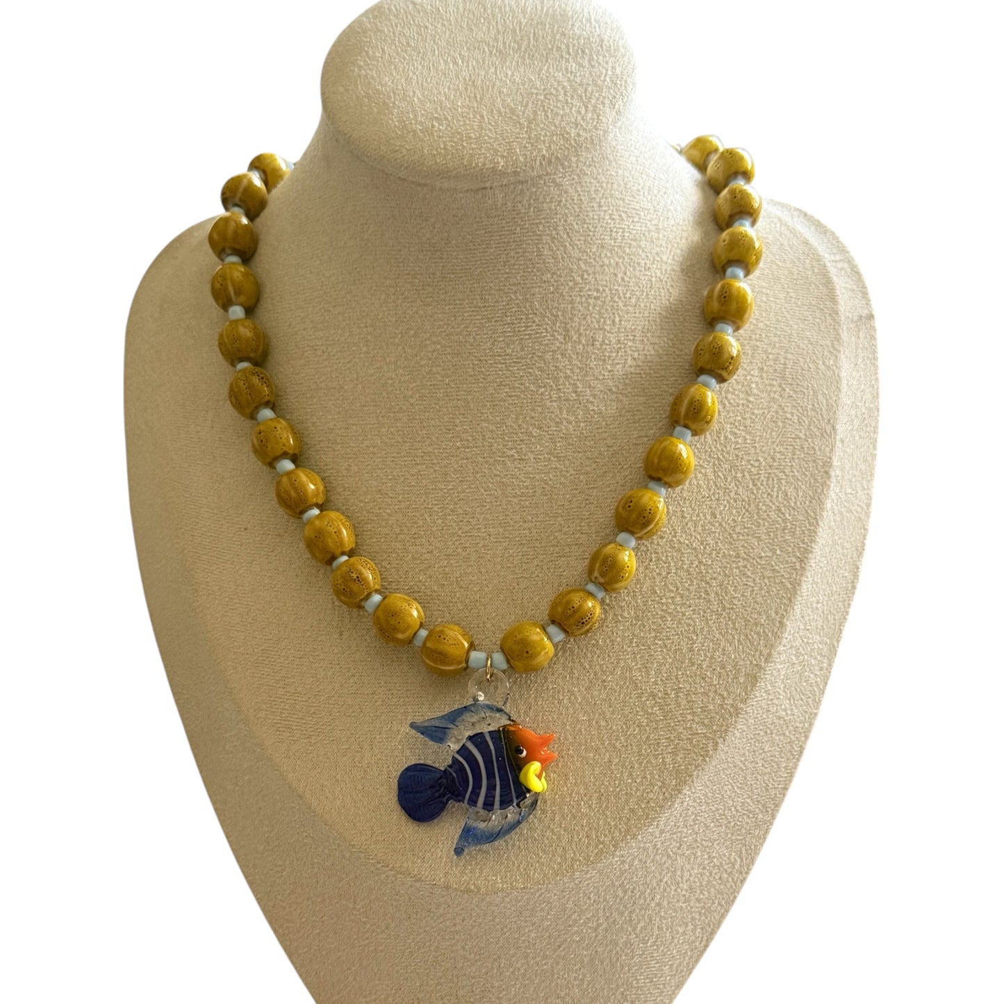 Collar pez piedras