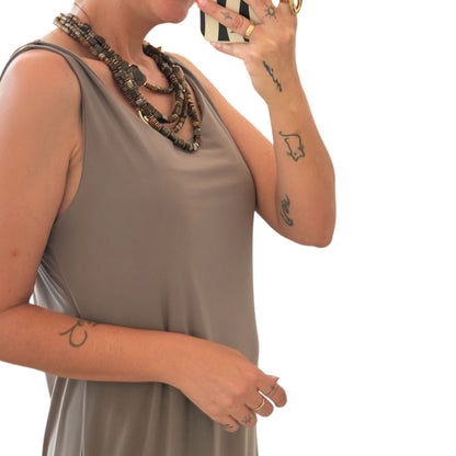 Vestido liso taupé