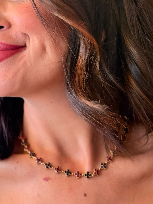 Collar flor negra y roja