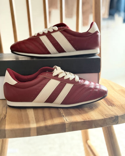 Deportivas burdeos