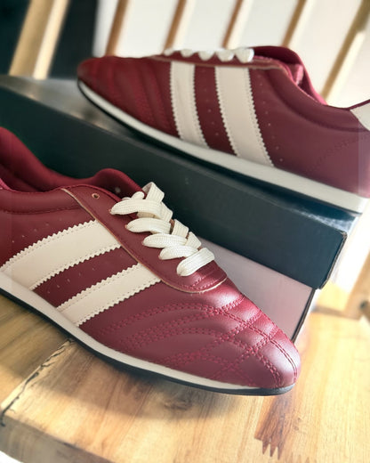 Deportivas burdeos